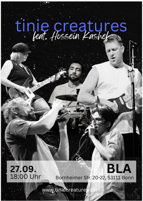 Auf dem Tourplakat sind verschiedene Personen mit ihre  jeweiligen Instrumenten abgebildet im Stil einer Collage. Darüber steht der Name der Band 'Tinie Creatures feat Hossein Kashef'. Am unteten Bildrand befinden sich Informationen zu Zeit und Ort. BLA am 27.09. ab 18 Uhr. 