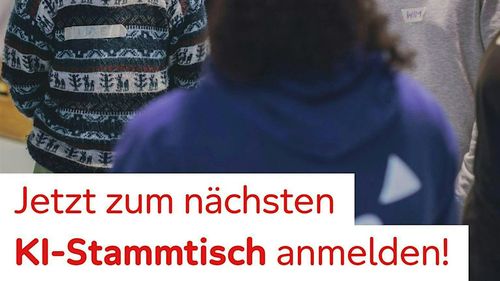 Poster, welches für die Anmeldung zum nächsten KI-Stammtisch wirbt. Es sind drei Leute zu sehen, welche miteinander im Gespräch sind. 
