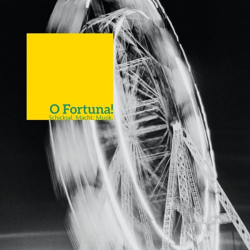 Text auf gelbem Hintergrund
"O Fortuna!
Schicksal. Macht. Musik."
Ein schwarz-weißes Foto eines Riesenrads im Hintergrund