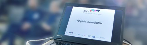 Laptop, auf welchem "Digitale Souveränität" steht. 