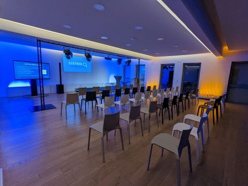 SISTRIX Digital Marketing Meetup

Ein Saal mit einer Bühne, auf der eine SISTRIX Präsentation läuft. Die Sitzplätze sind noch Leer.