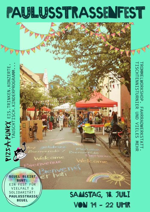 Plakat mit einem Foto des Straßenfestes 2025. Dort sind Menschen und Pavillons zu sehen. Grüne Bäume und Deko.
