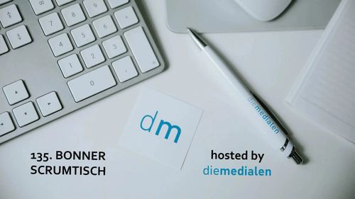 Werbeplakat für den 135. Bonner Scrumtisch, Abbildung von einem Schreibtischausschnitt mit Tastatur, Kugelschreiber und einem Block Papier 